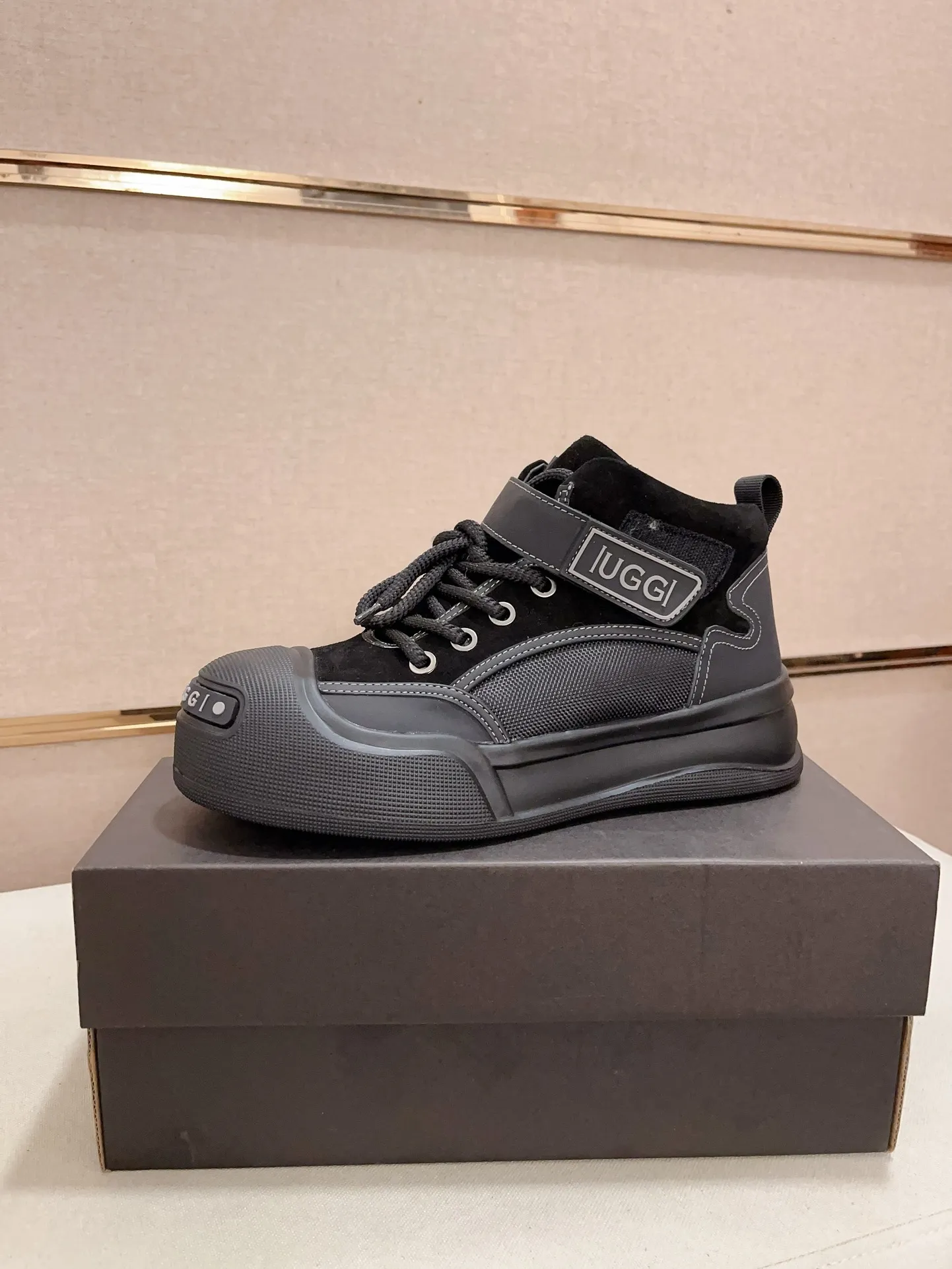 Factory Price: 380 Men's Men's Shoes💰North American Men's Shoes Ugg ☃️In the special sale of new high-quality men's shoes and snow boots in autumn and winter, the nemesis of extreme cold weather! Made of cowhide leather, merino wool lining, and original outsole, whether driving, outdoor or daily wear, there is always one that suits you! Code number 39-44